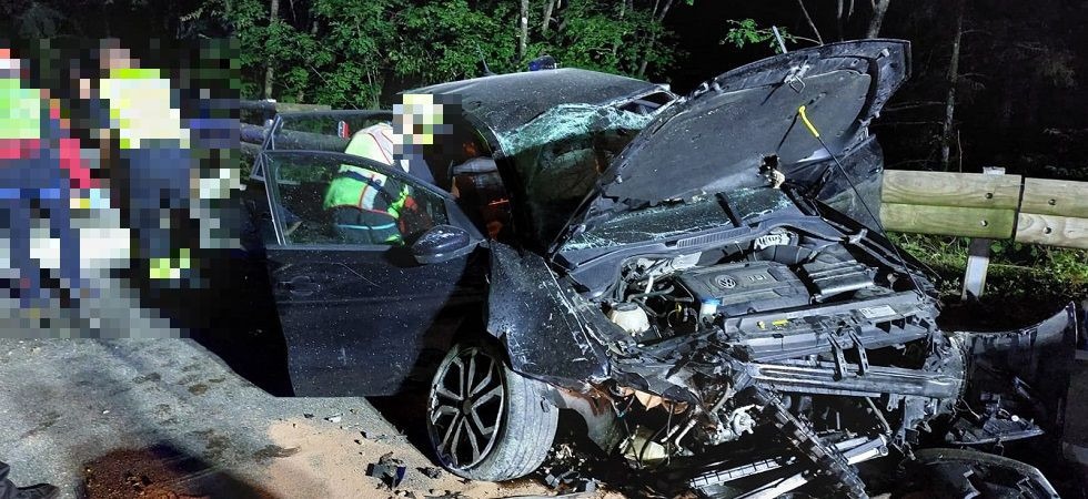Perde il controllo dell’auto che carambola contro le rocce e il guardrail
